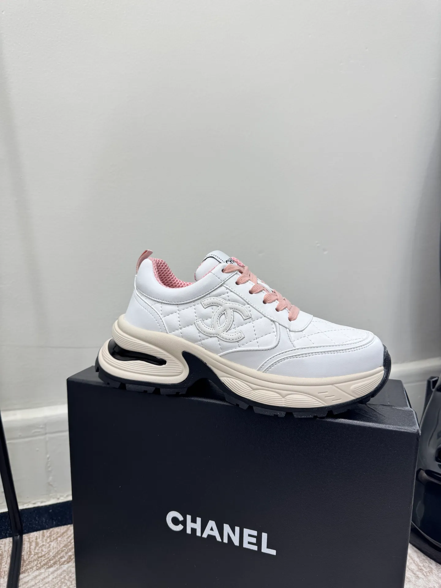 Men's men's shoes pP660! Size: 35-41 Chanel 25C new Chanel sports and casual shoes. Versatile white shoes. You can’t go wrong with the styles. The contrasting colors are full of vitality. The logo embossed on the side is very delicate on the feet. The upper is made of original customized materials. The original outsole.